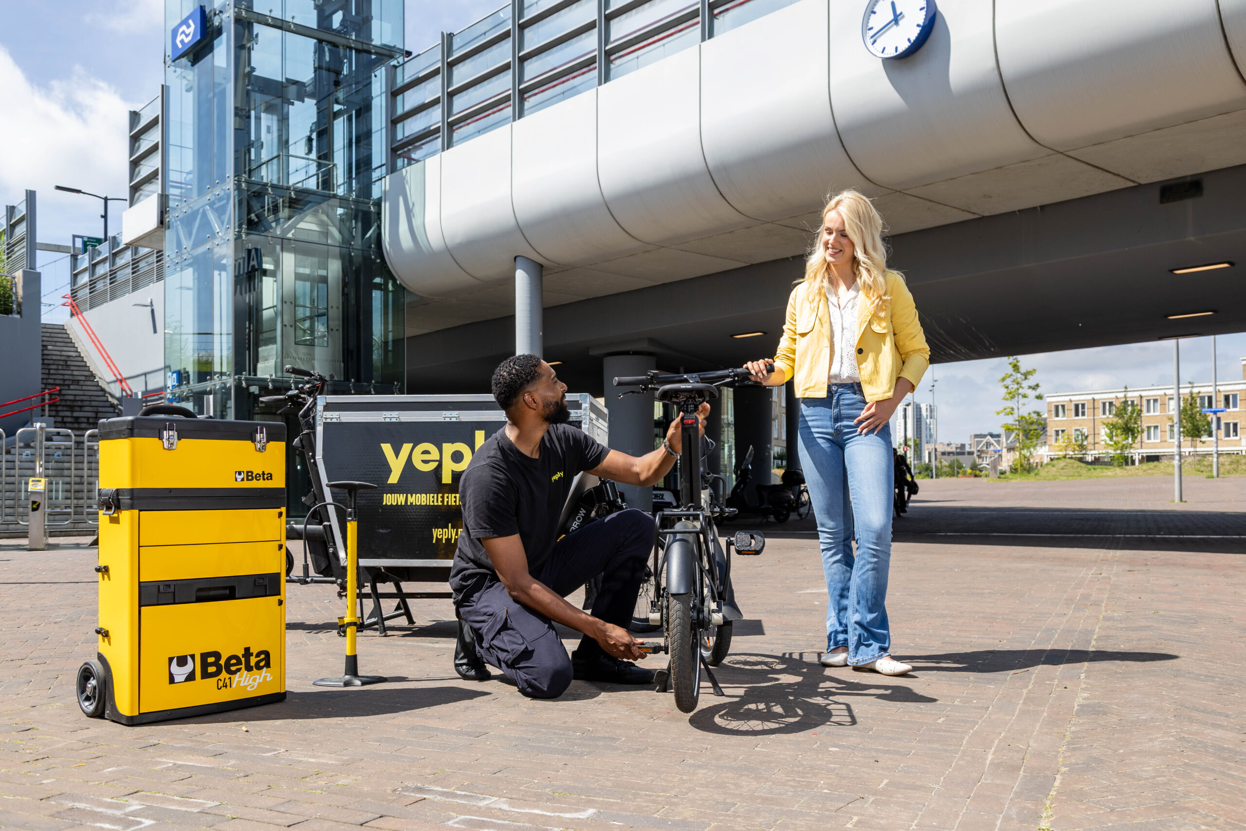yeply-monteur werkt aan een e-bike voor een klant