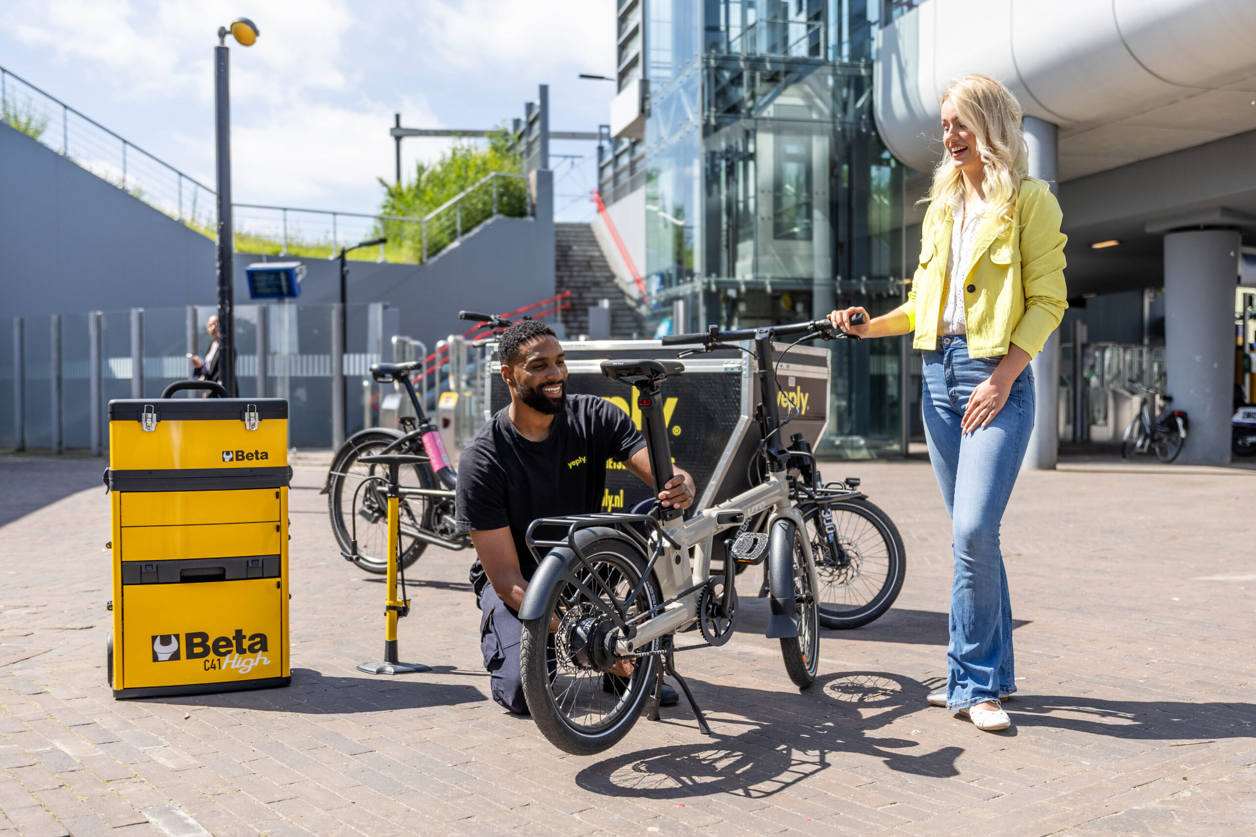 yeply-monteur keurt een elektrische bakfiets