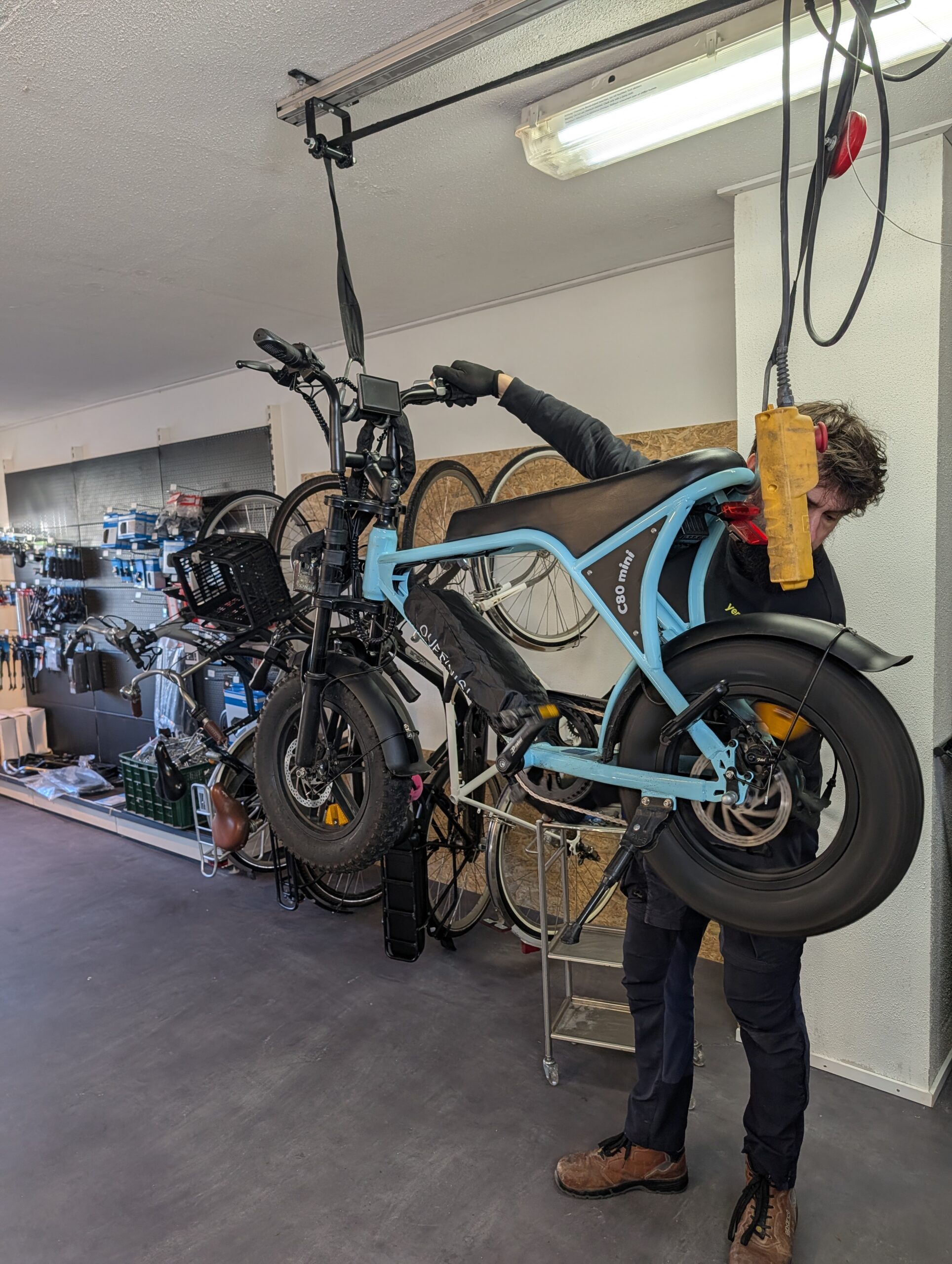 fiets op de montagestandaard in de yeply-werkplaats in Almere Buiten