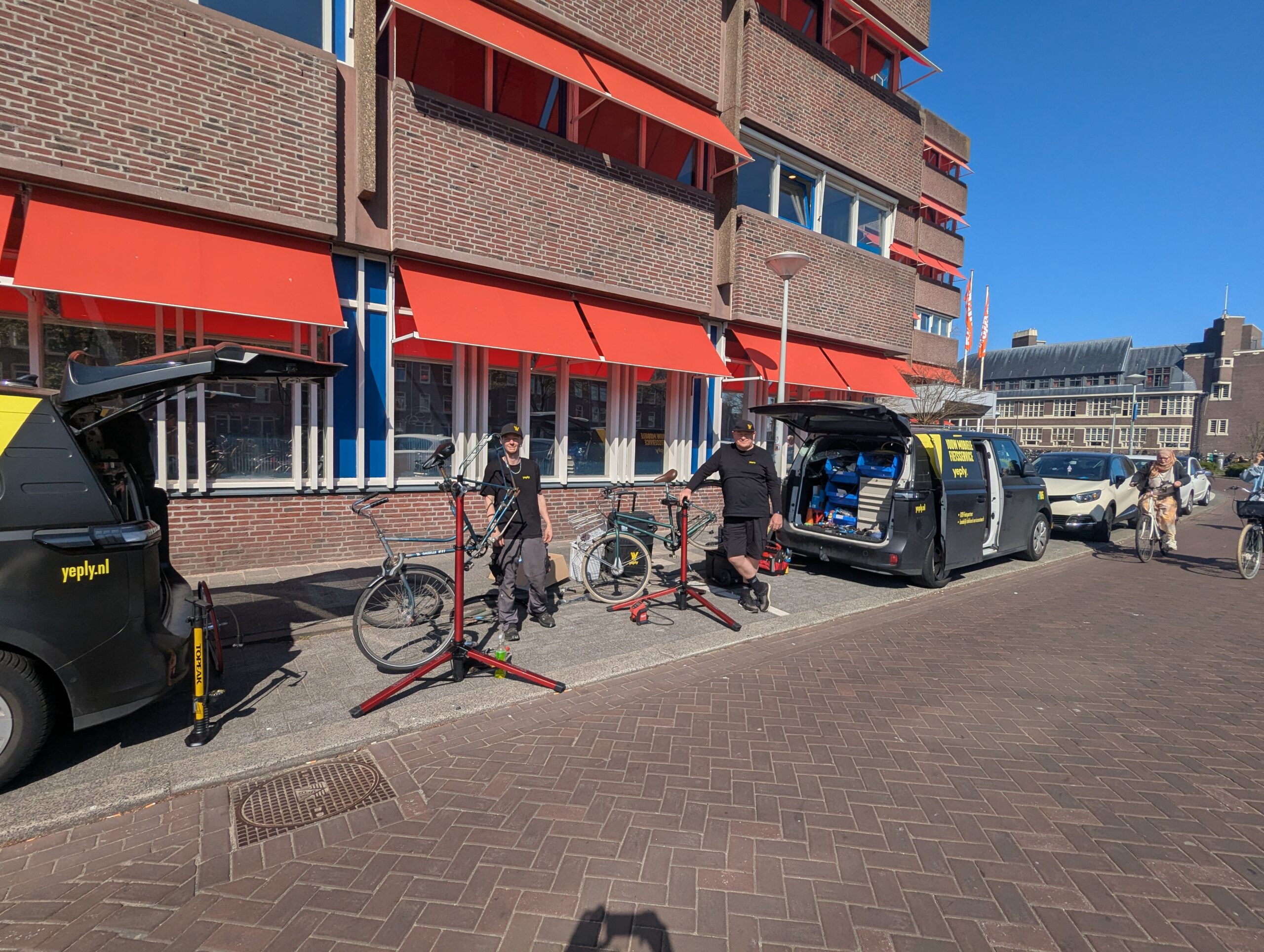 yeply-monteur werkt op locatie