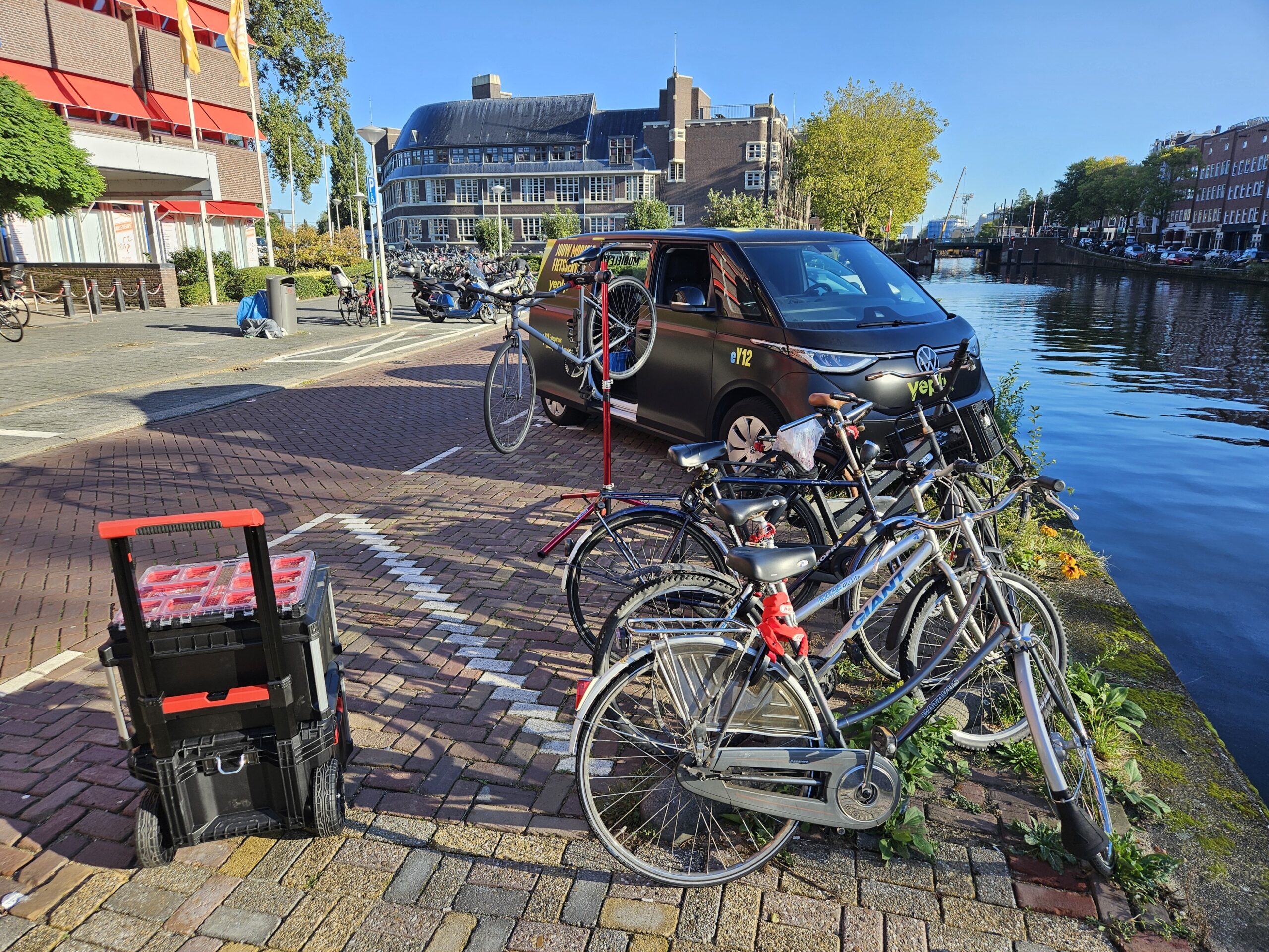 yeply servicebus en klaargezette fietsen tijdens een bedrijfsservicedag bij Podimo in Amsterdam