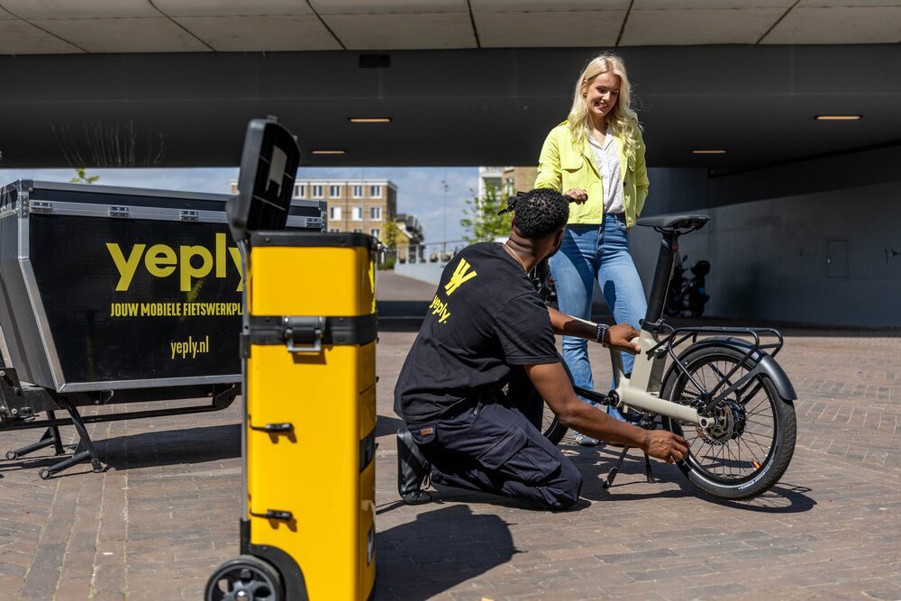 yeply-monteur voert onderhoud uit aan een e-bike bij de klant