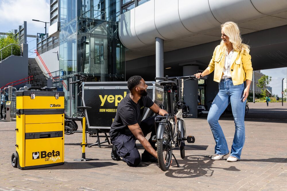 yeply-monteur repareert een e-bike voor een klant
