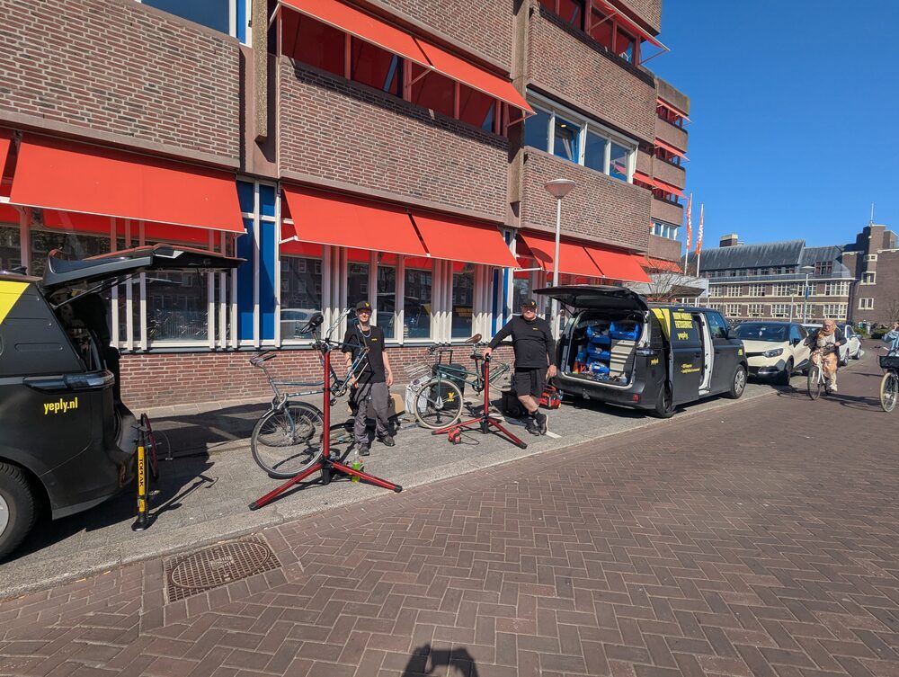 yeply-servicebus en montagestandaards op locatie bij een bedrijf