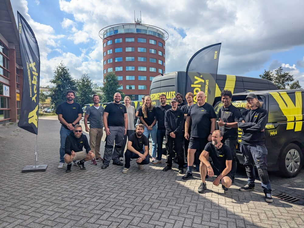 het yeply-team bij de servicebus in Almere