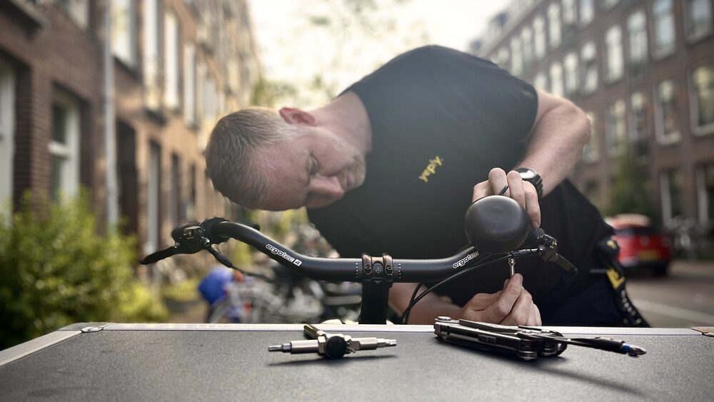 yeply-monteur onderhoudt een zakelijke bakfiets