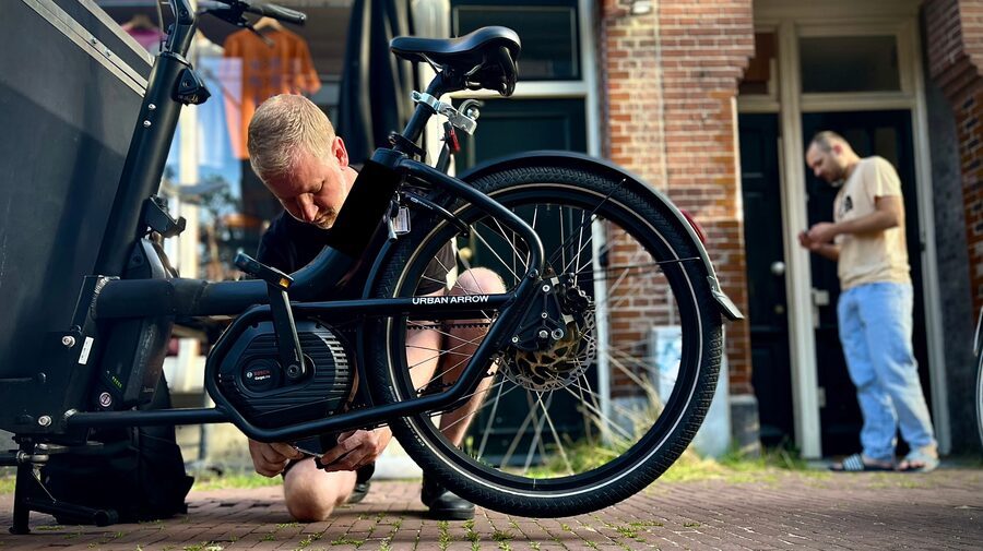 yeply-monteur werkt aan een e-bike van een merkpartner